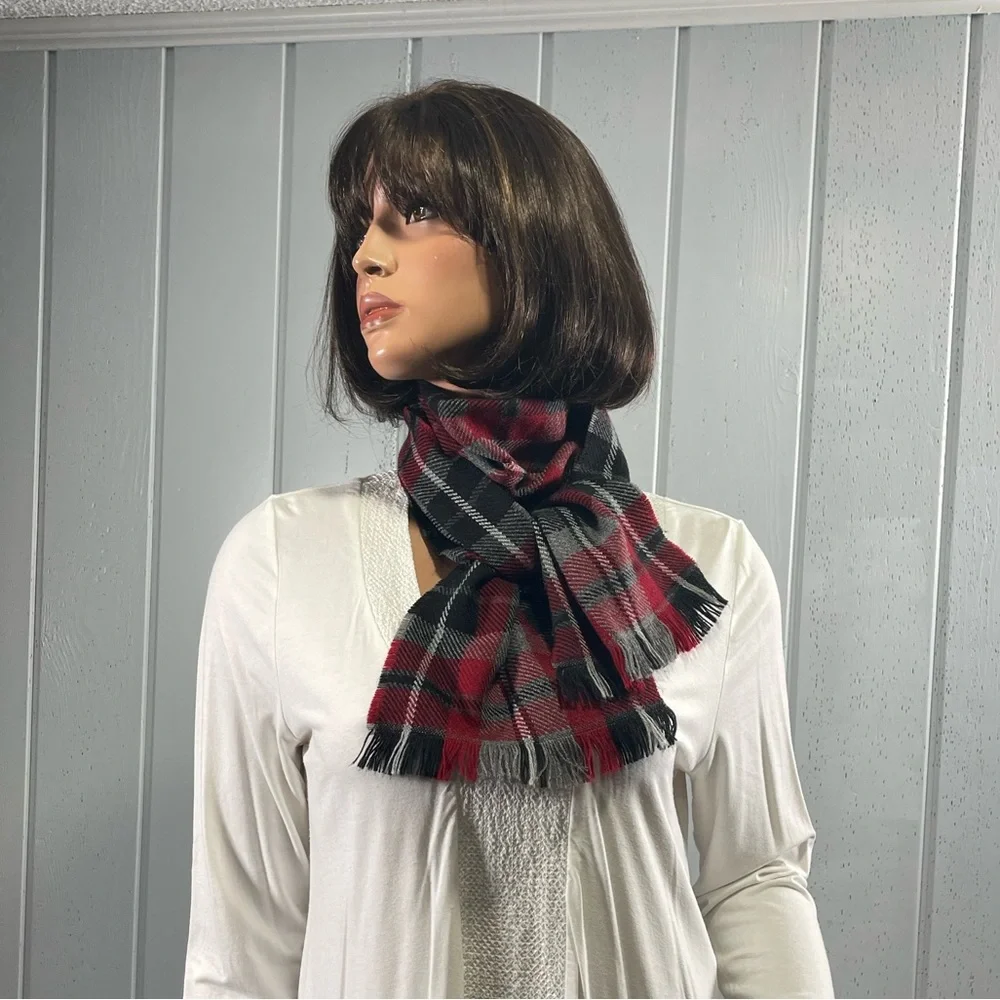 *Women's Classic Plaid Scarf